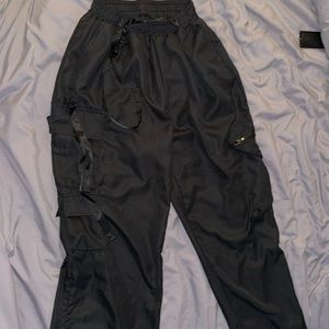 Size 6 slick cargo style pants in black!